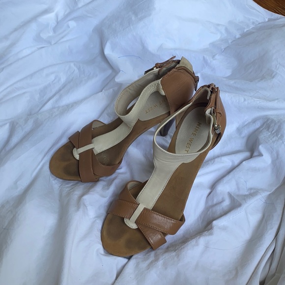 Nine West two-toned Heels - Picture 2 of 4